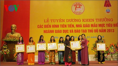 Activities mark Vietnamese Teachers’ Day - ảnh 1
